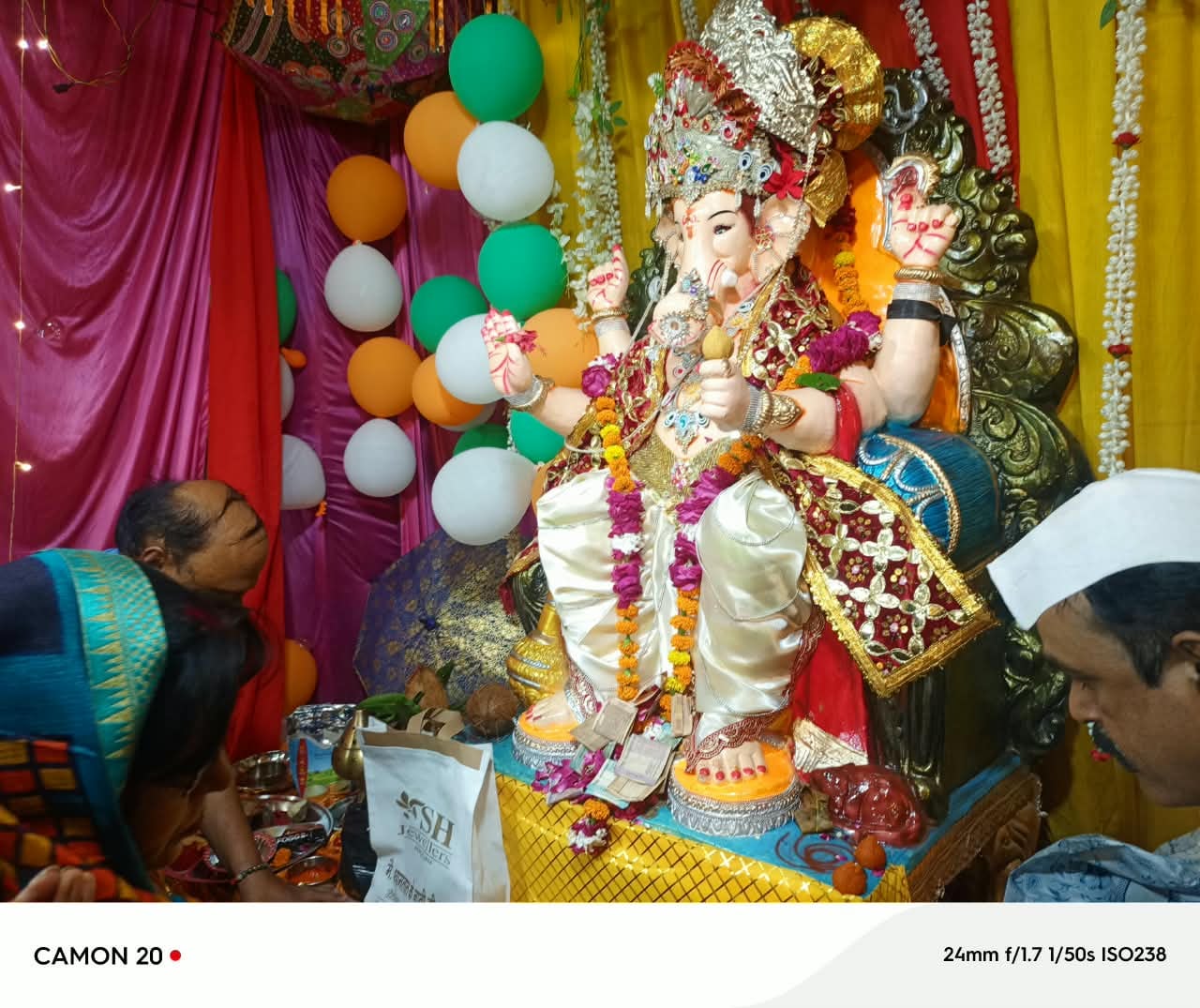 वजीरगंज में गणेश विसर्जन यात्रा निकालते श्रद्धालु। संवाद वजीरगंज में गणेश विसर्जन यात्रा निकालते श्रद्धालु। संवाद