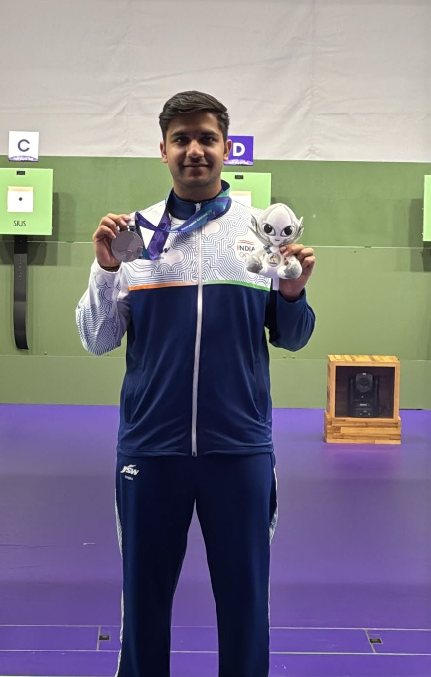 21जेएनडी24: डाहौला गांव में हिमांशु के चाचा-चाची व दादी खुशी में मिठाई खाते हुए। संवाद