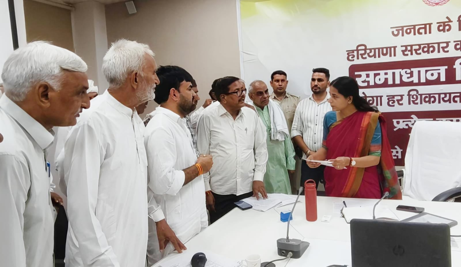 21उचाना03 : एसडीएम से मिलने पहुंचे सरपंच, पंच व मौजिज लोग। संवाद 21उचाना03 : एसडीएम से मिलने पहुंचे सरपंच, पंच व मौजिज लोग। संवाद