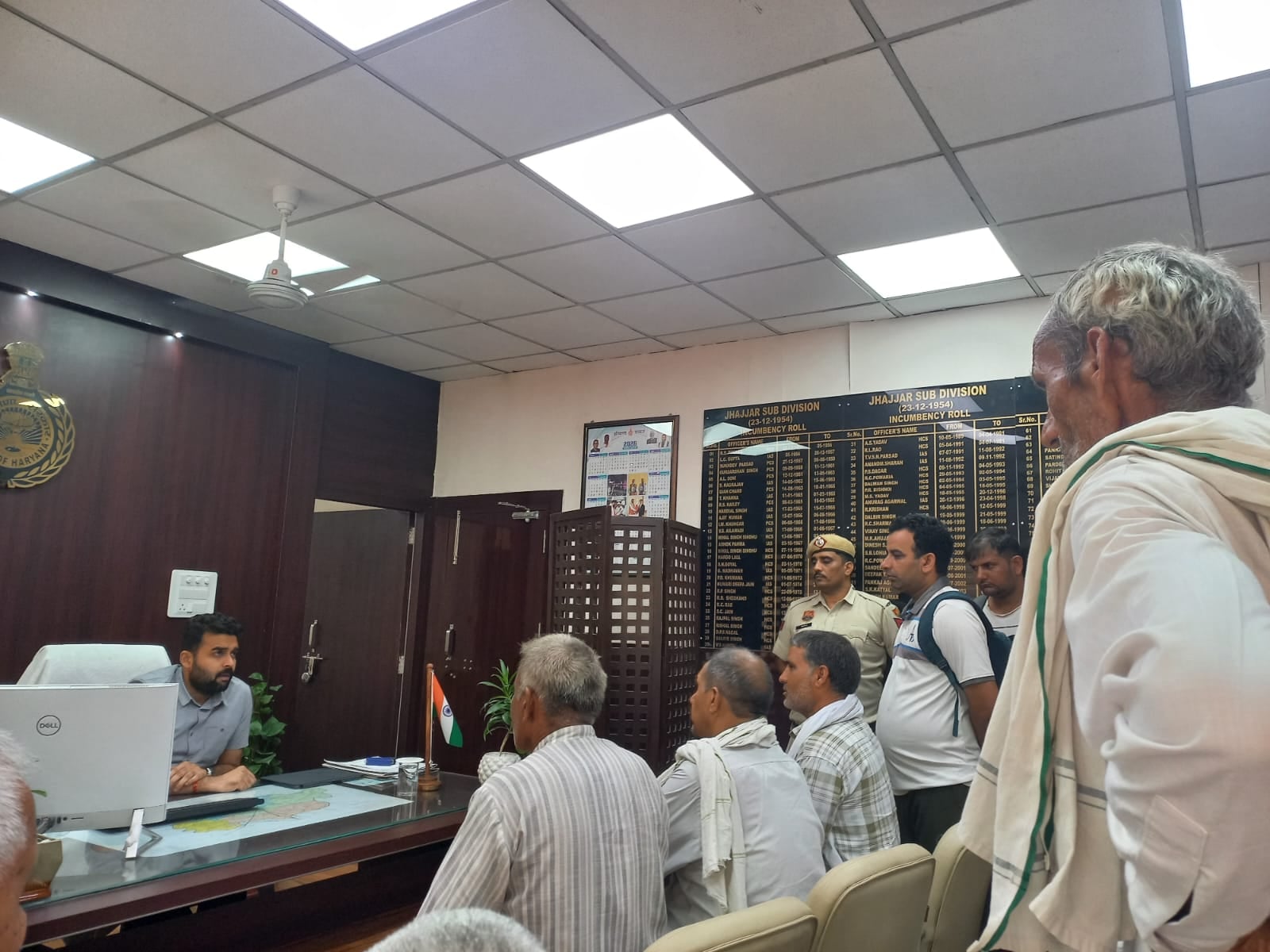 22jjrp10- लघु सचिवालय में फसल पंजीकरण के लिए लगी किसानों की भीड़। संवाद