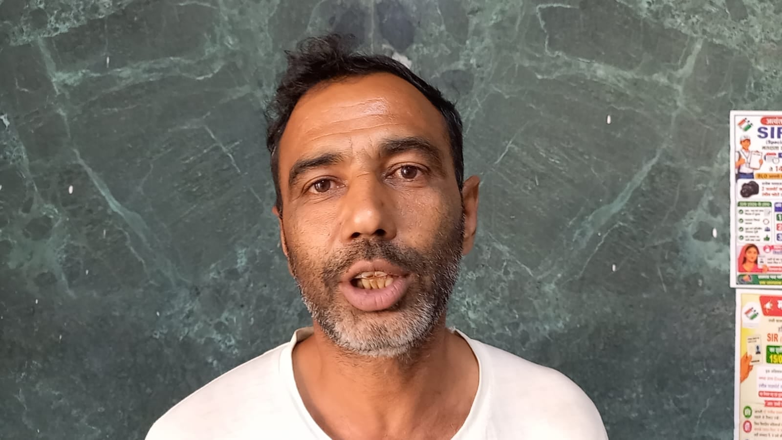 22jjrp10- लघु सचिवालय में फसल पंजीकरण के लिए लगी किसानों की भीड़। संवाद