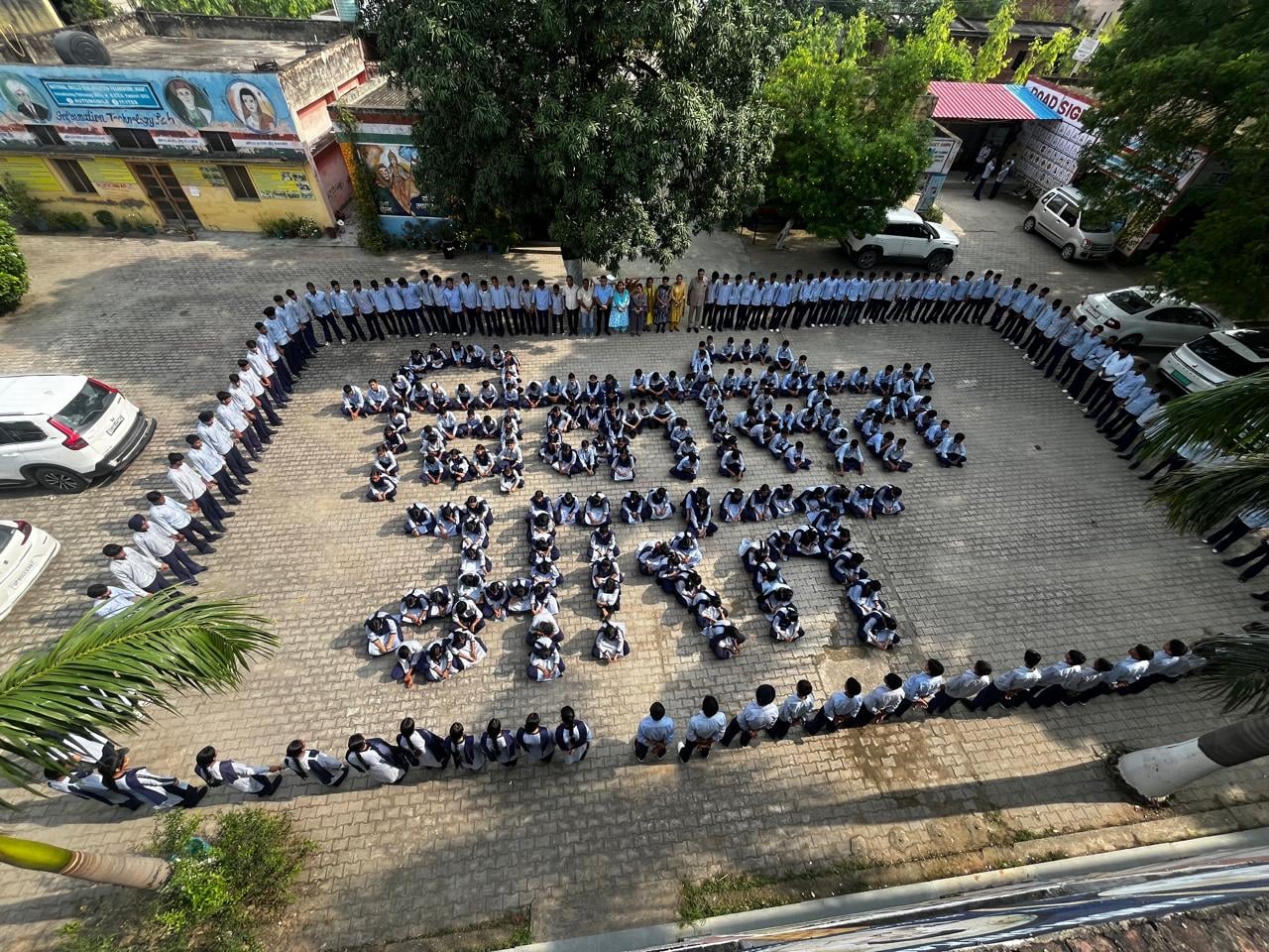 अंबाला के सरकारी स्कूल में बच्चों द्वारा बनाई गई रंगोली। विभाग