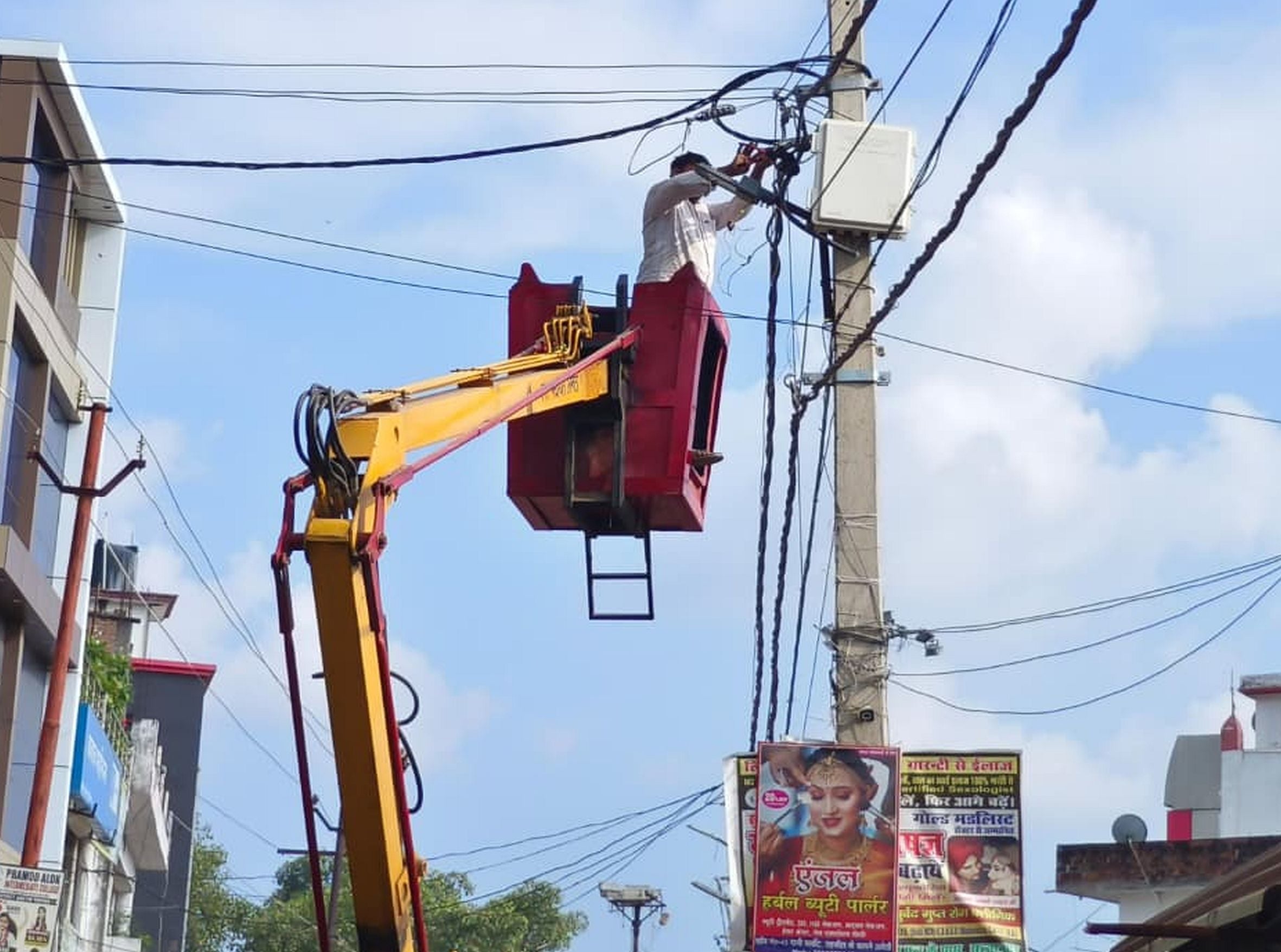 अमेठी शहर में बिजली लाइन की मरम्मत करता ऊर्जा निगम कर्मी।स्रोत- ऊर्जा निगम अमेठी शहर में बिजली लाइन की मरम्मत करता ऊर्जा निगम कर्मी।स्रोत- ऊर्जा निगम