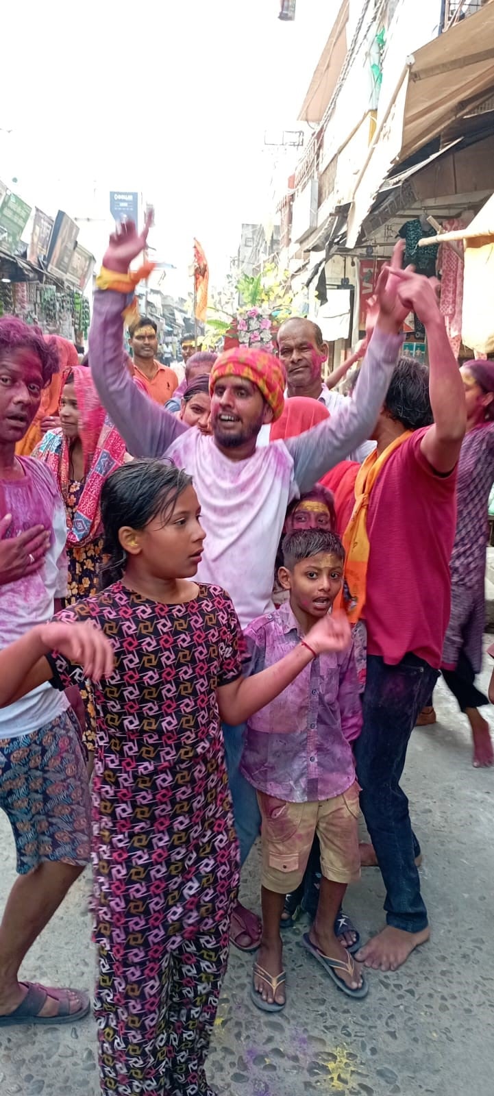 अनूपशहर में गणेश विसर्जन के जाते भक्त। संवाद