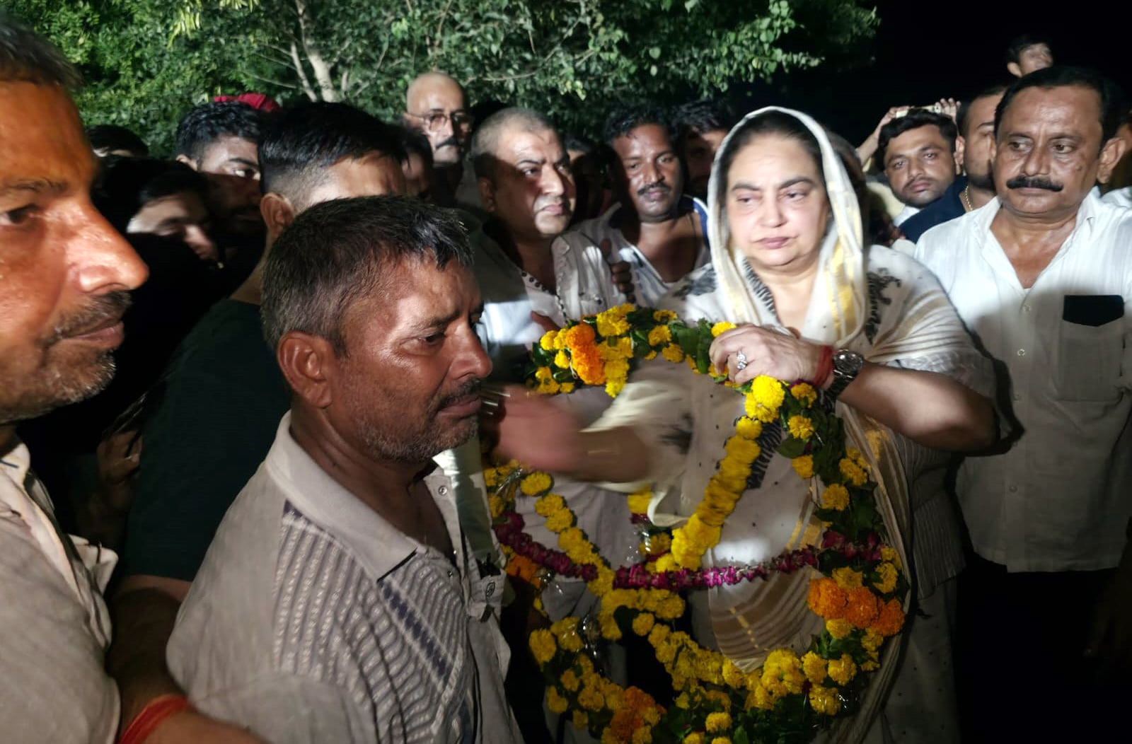 बाह: हवलदार पंचतत्व में विलीन: फतेहपुर सीकरी के सांसद राजकुमार चाहर ने किया नमन बाह: हवलदार पंचतत्व में विलीन: फतेहपुर सीकरी के सांसद राजकुमार चाहर ने किया नमन