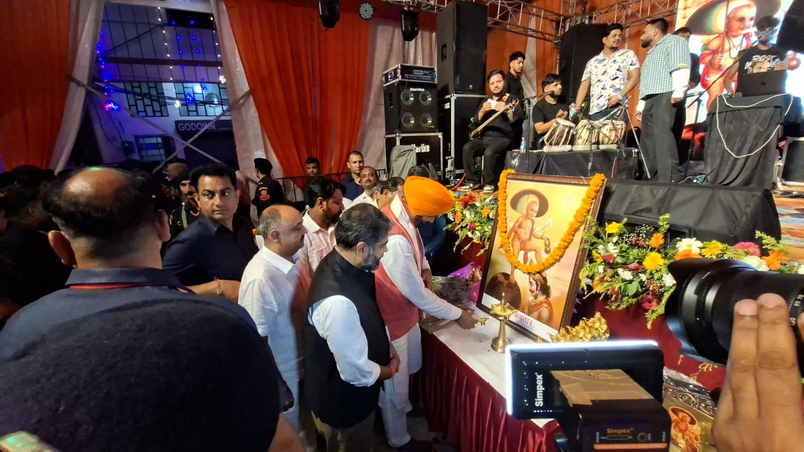 भगवान वामन द्वादशी मेले में आयोजित भजन संध्या के दौरान कम नायब सिंह सैनी लोगों को संबोधित करते 