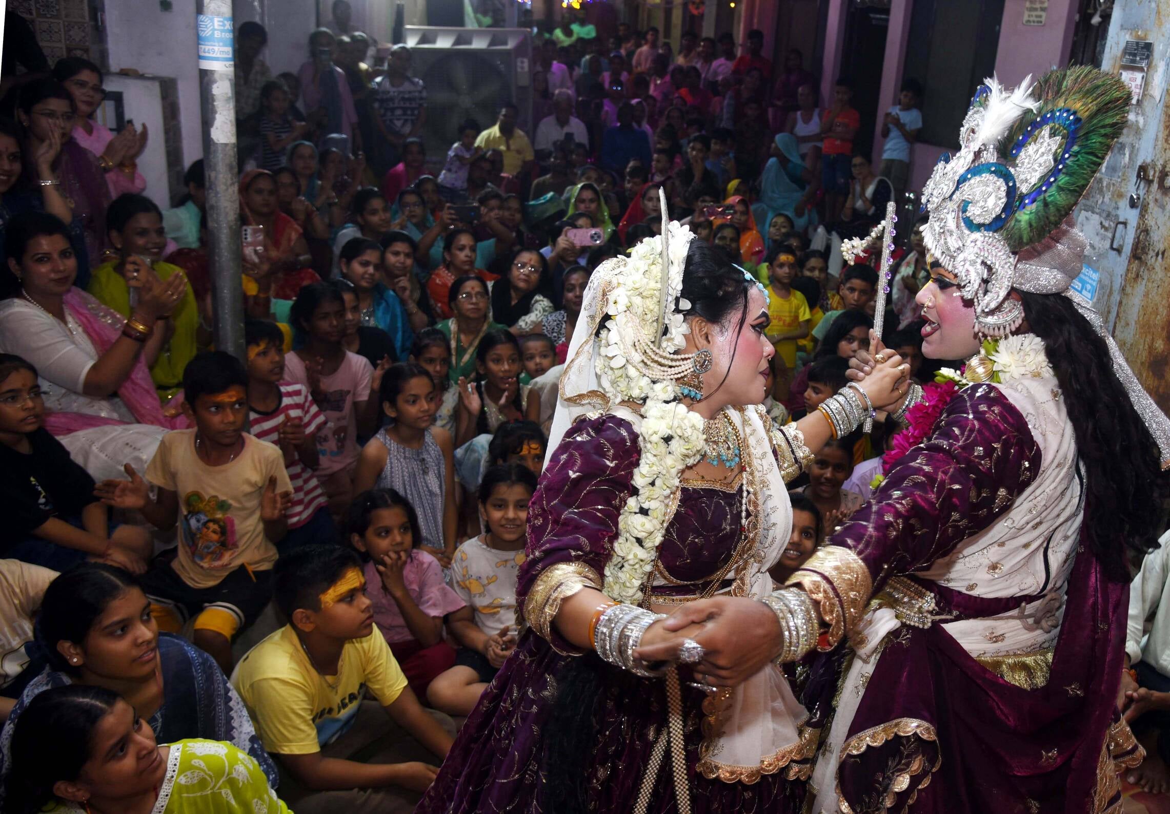 भजनों-झांकियों से सजा गणपति का दरबार भजनों-झांकियों से सजा गणपति का दरबार