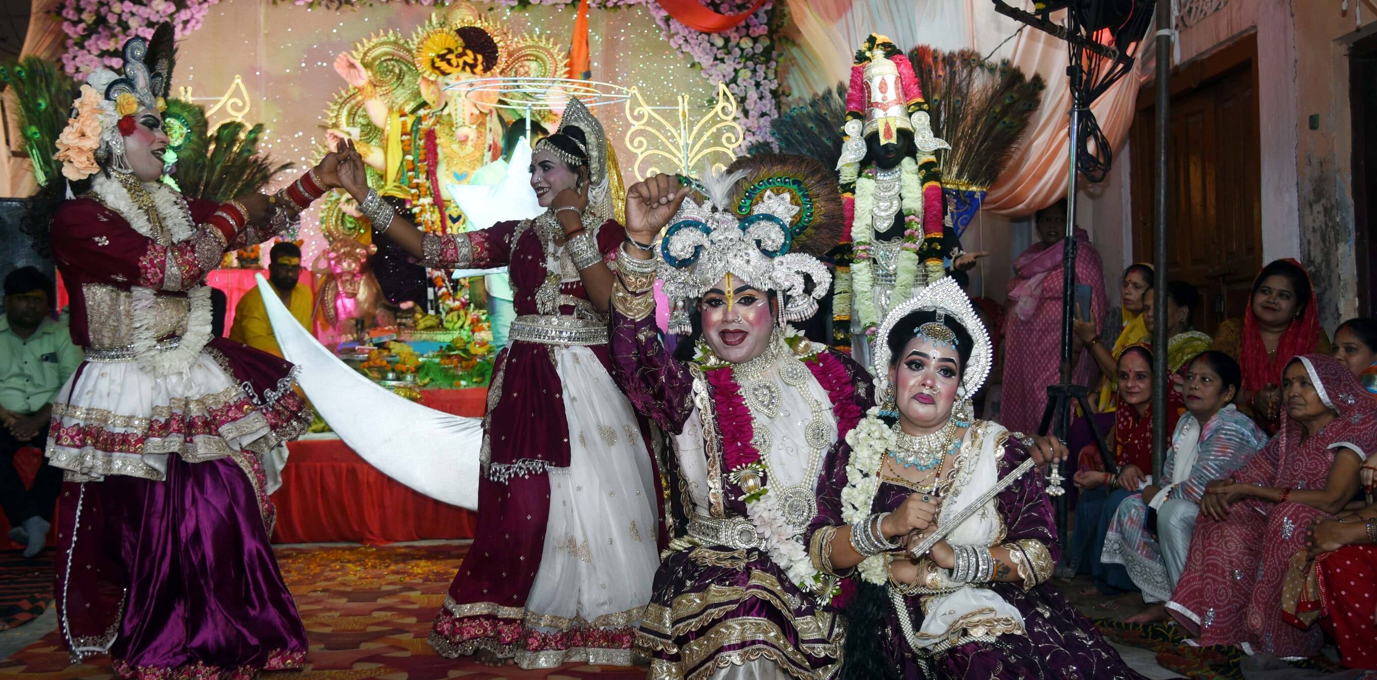 भजनों-झांकियों से सजा गणपति का दरबार भजनों-झांकियों से सजा गणपति का दरबार