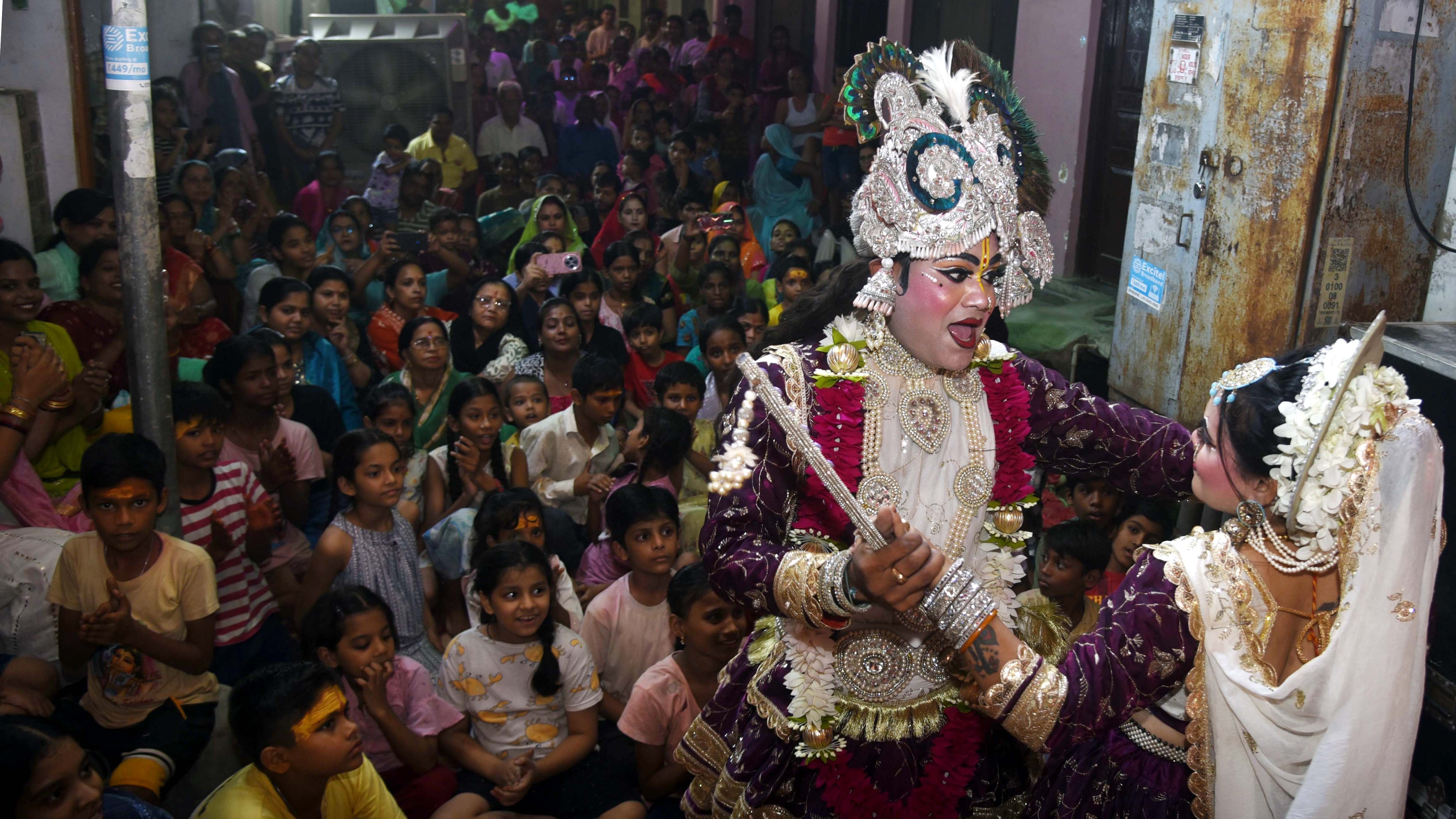 भजनों-झांकियों से सजा गणपति का दरबार भजनों-झांकियों से सजा गणपति का दरबार