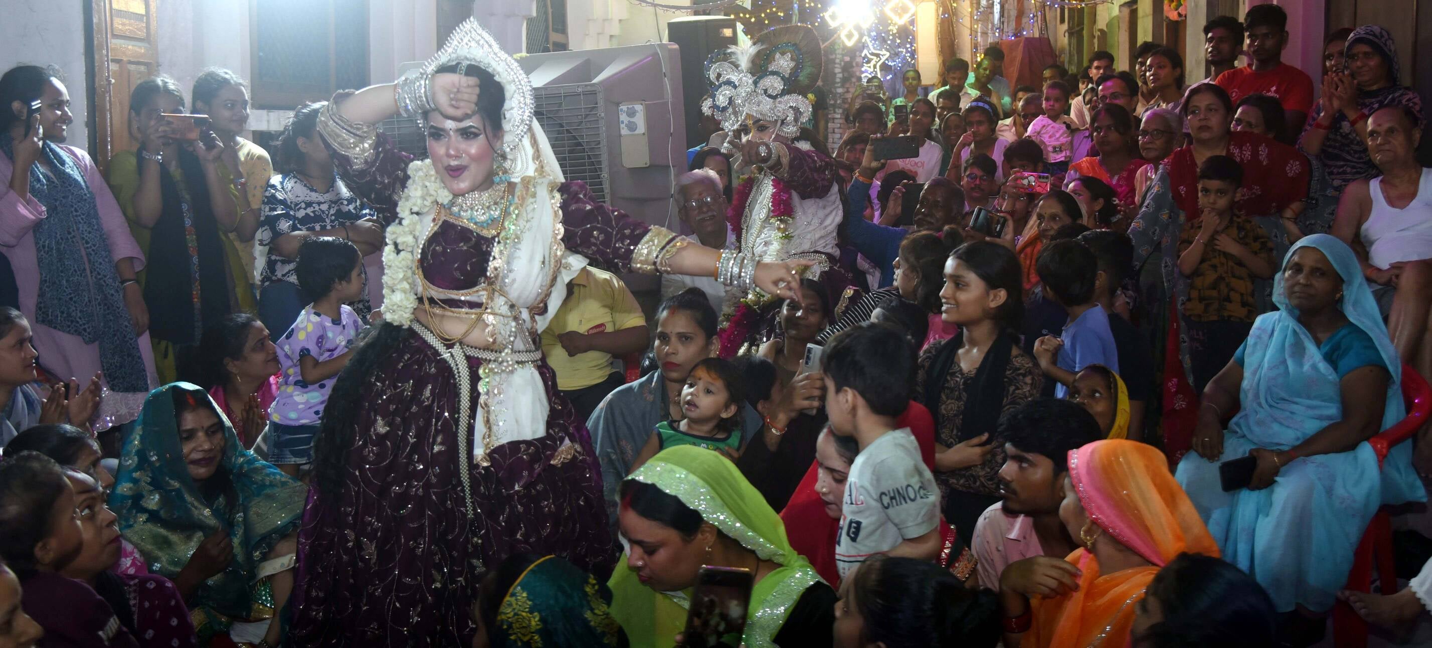 भजनों-झांकियों से सजा गणपति का दरबार भजनों-झांकियों से सजा गणपति का दरबार