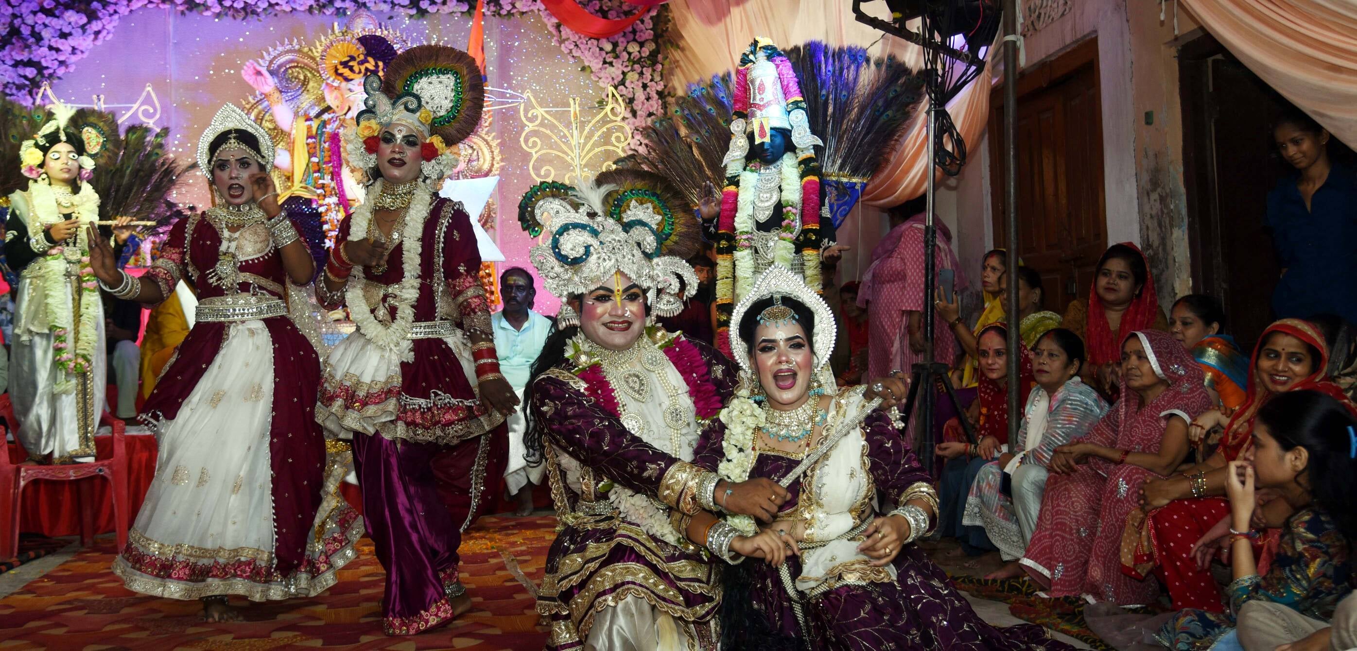 भजनों-झांकियों से सजा गणपति का दरबार भजनों-झांकियों से सजा गणपति का दरबार