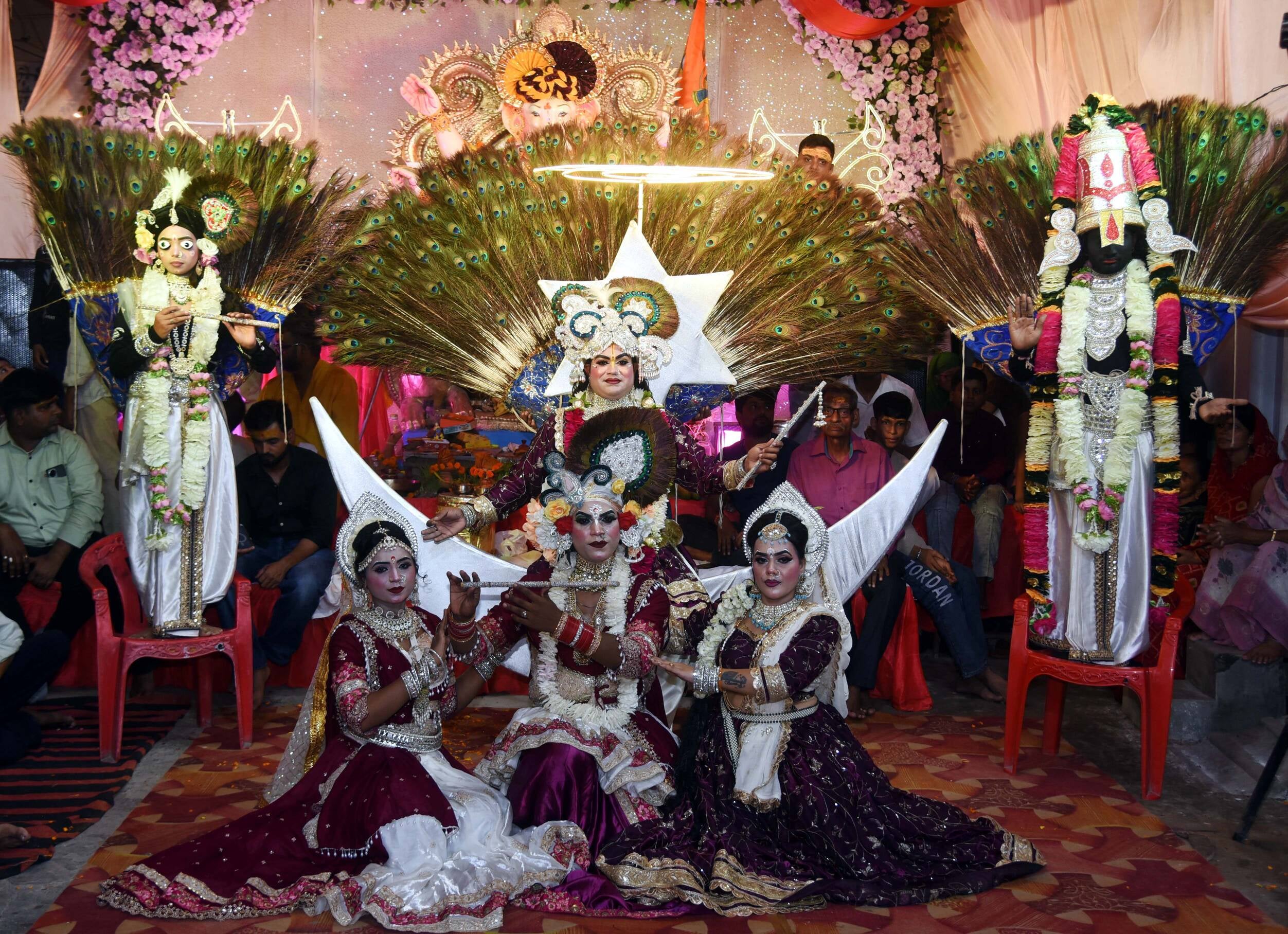 भजनों-झांकियों से सजा गणपति का दरबार भजनों-झांकियों से सजा गणपति का दरबार
