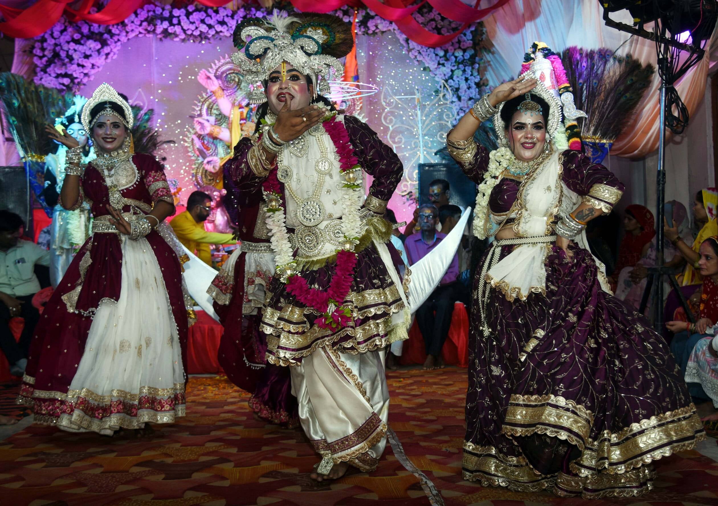 भजनों-झांकियों से सजा गणपति का दरबार भजनों-झांकियों से सजा गणपति का दरबार