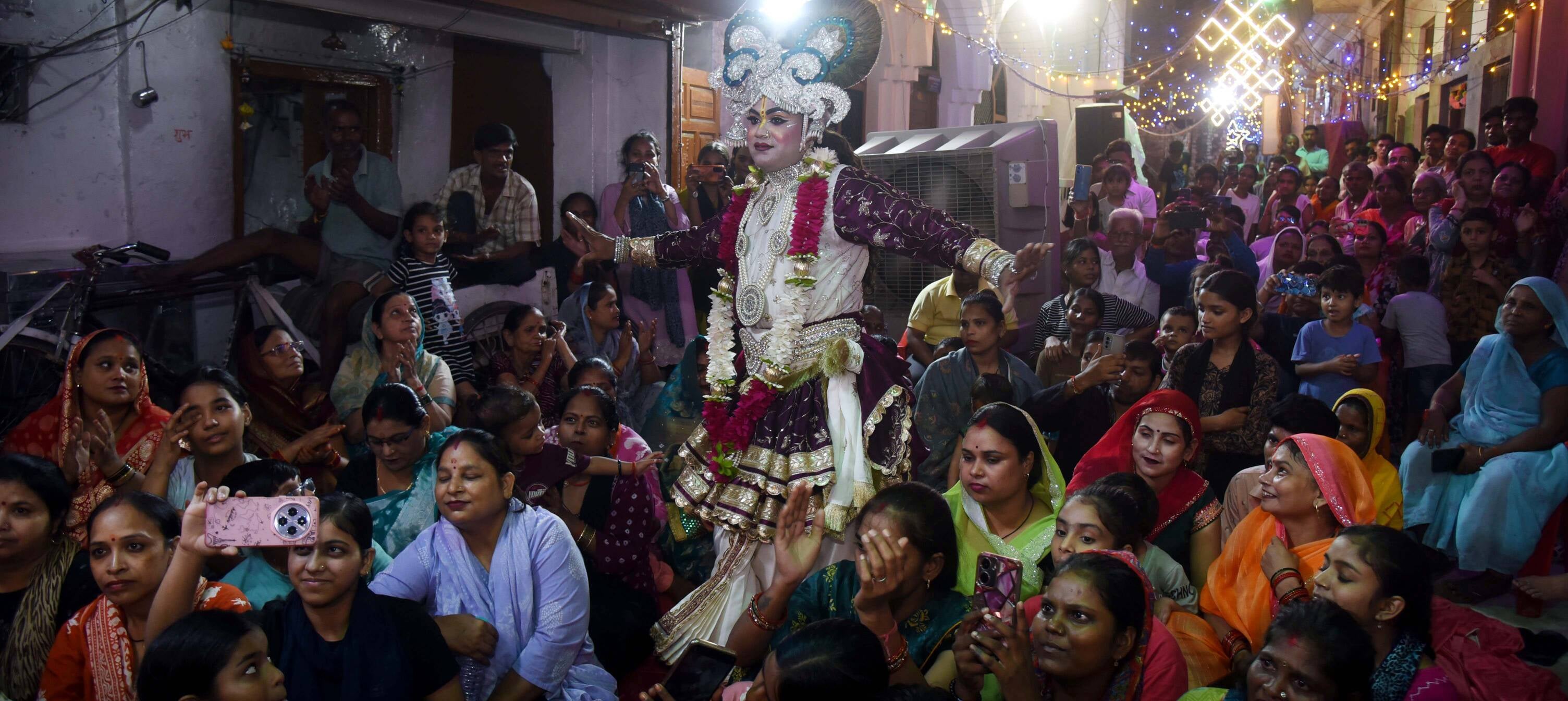 भजनों-झांकियों से सजा गणपति का दरबार भजनों-झांकियों से सजा गणपति का दरबार