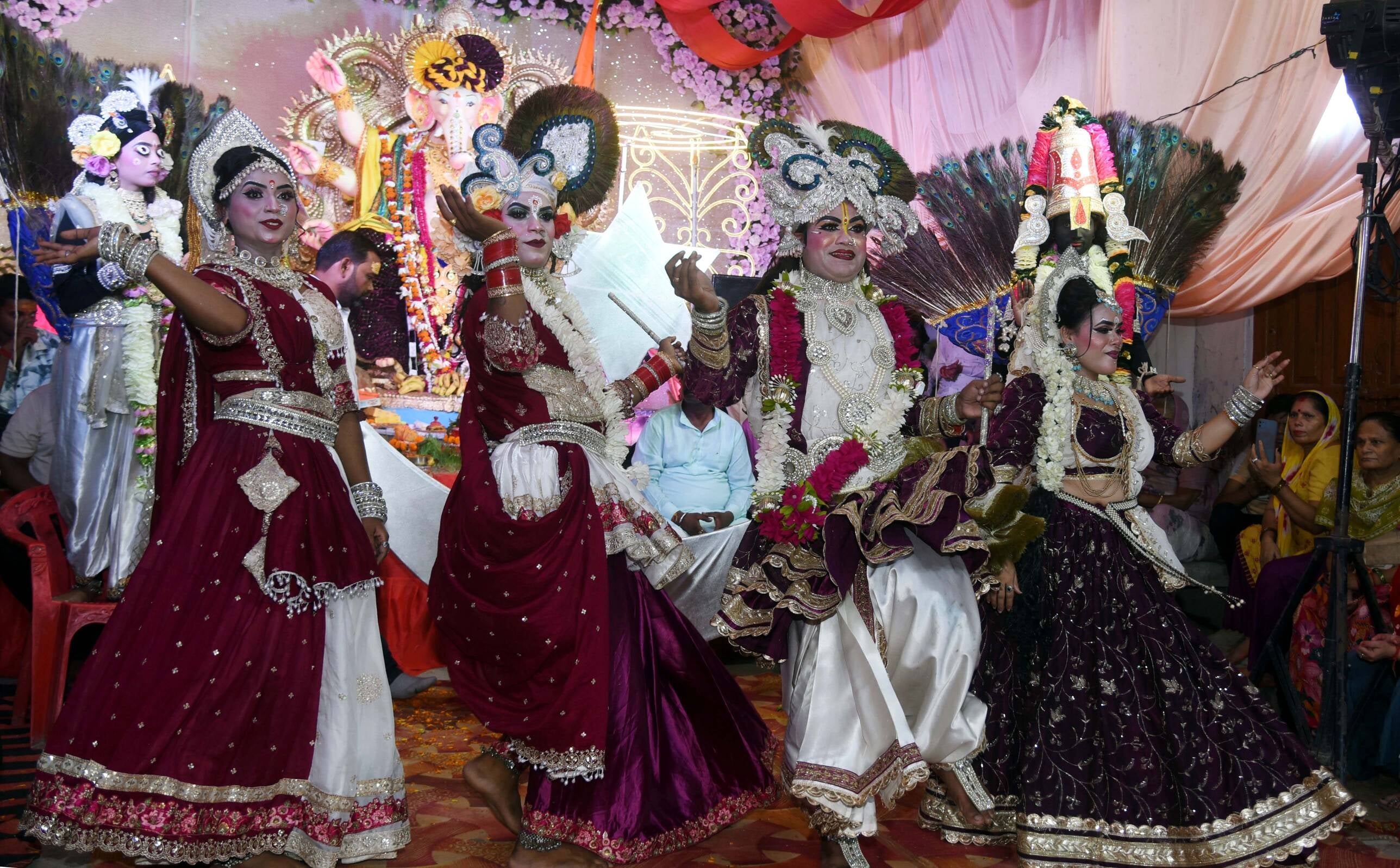 भजनों-झांकियों से सजा गणपति का दरबार भजनों-झांकियों से सजा गणपति का दरबार