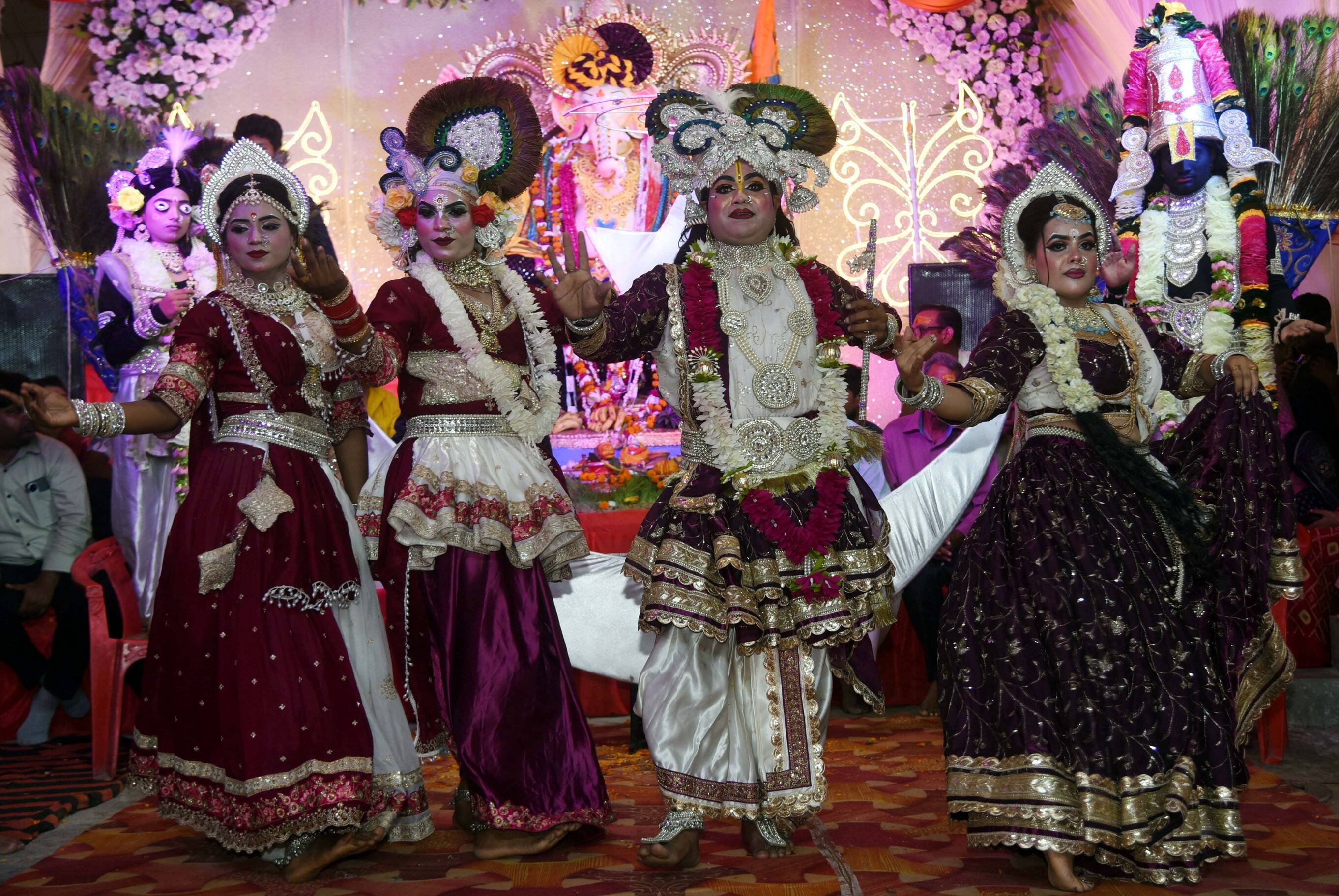 भजनों-झांकियों से सजा गणपति का दरबार भजनों-झांकियों से सजा गणपति का दरबार