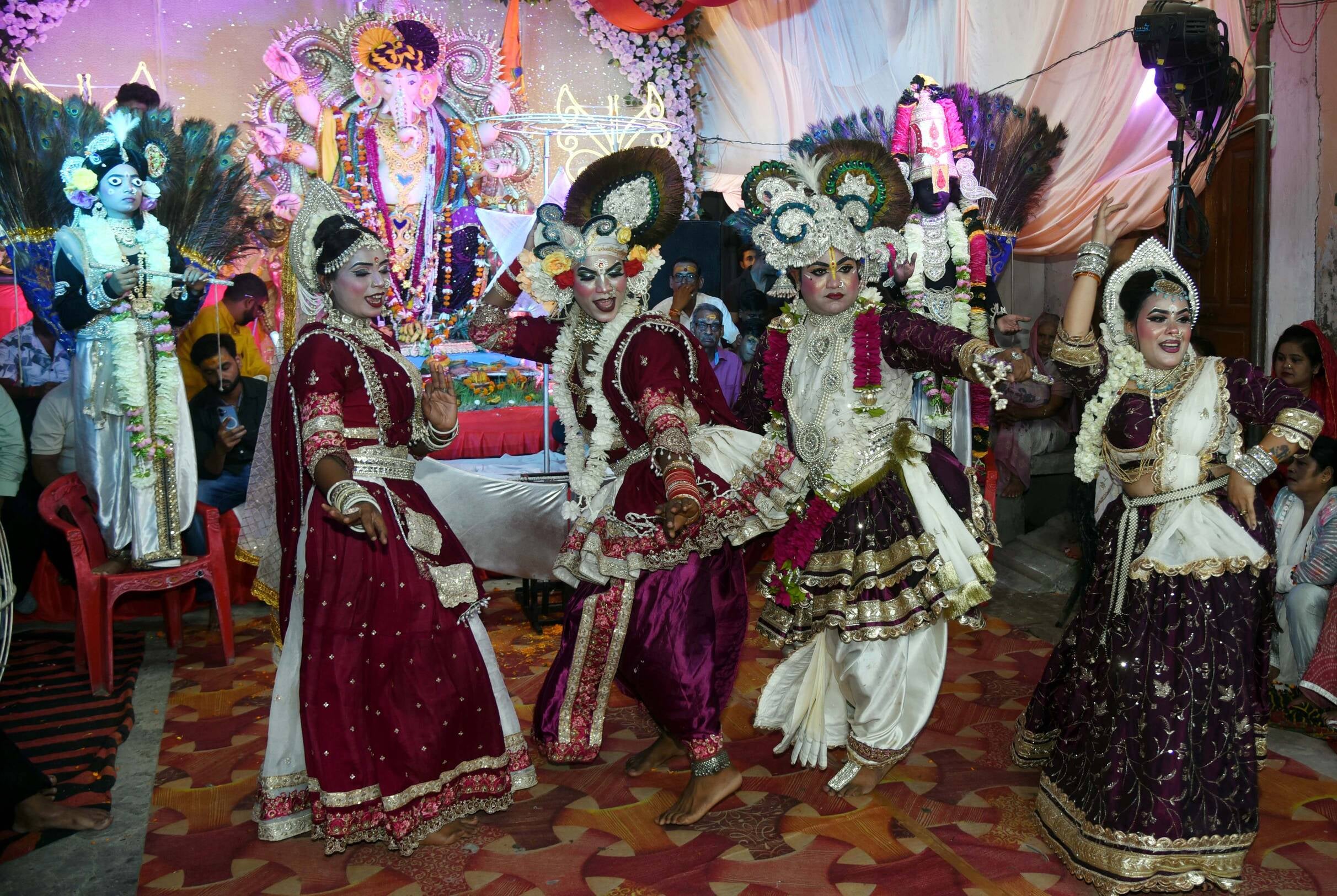 भजनों-झांकियों से सजा गणपति का दरबार भजनों-झांकियों से सजा गणपति का दरबार