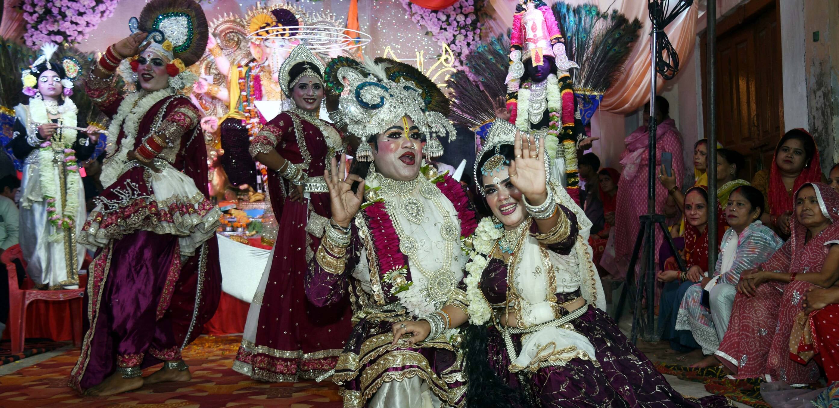 भजनों-झांकियों से सजा गणपति का दरबार भजनों-झांकियों से सजा गणपति का दरबार