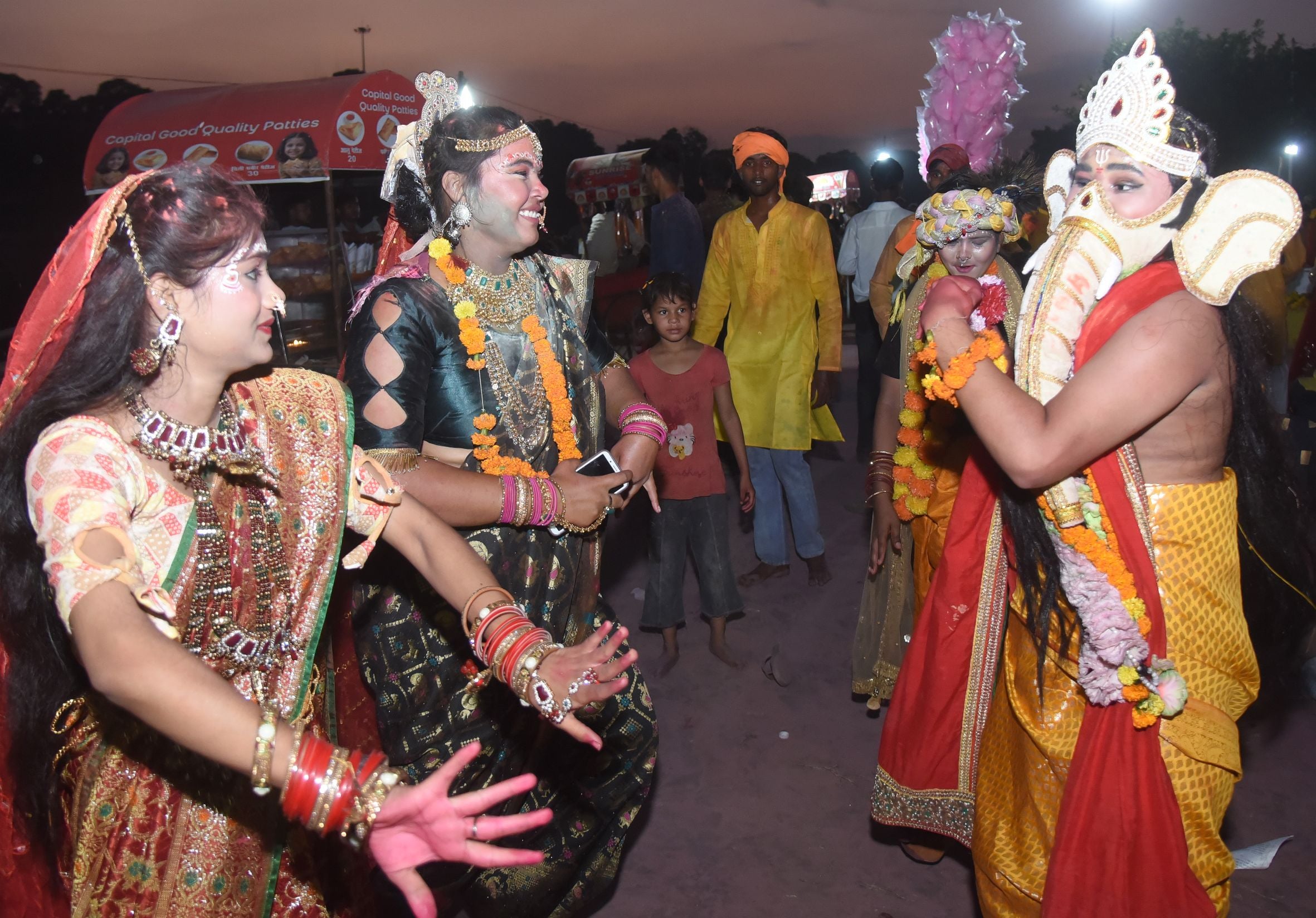 भजनों-झांकियों से सजा गणपति का दरबार भजनों-झांकियों से सजा गणपति का दरबार
