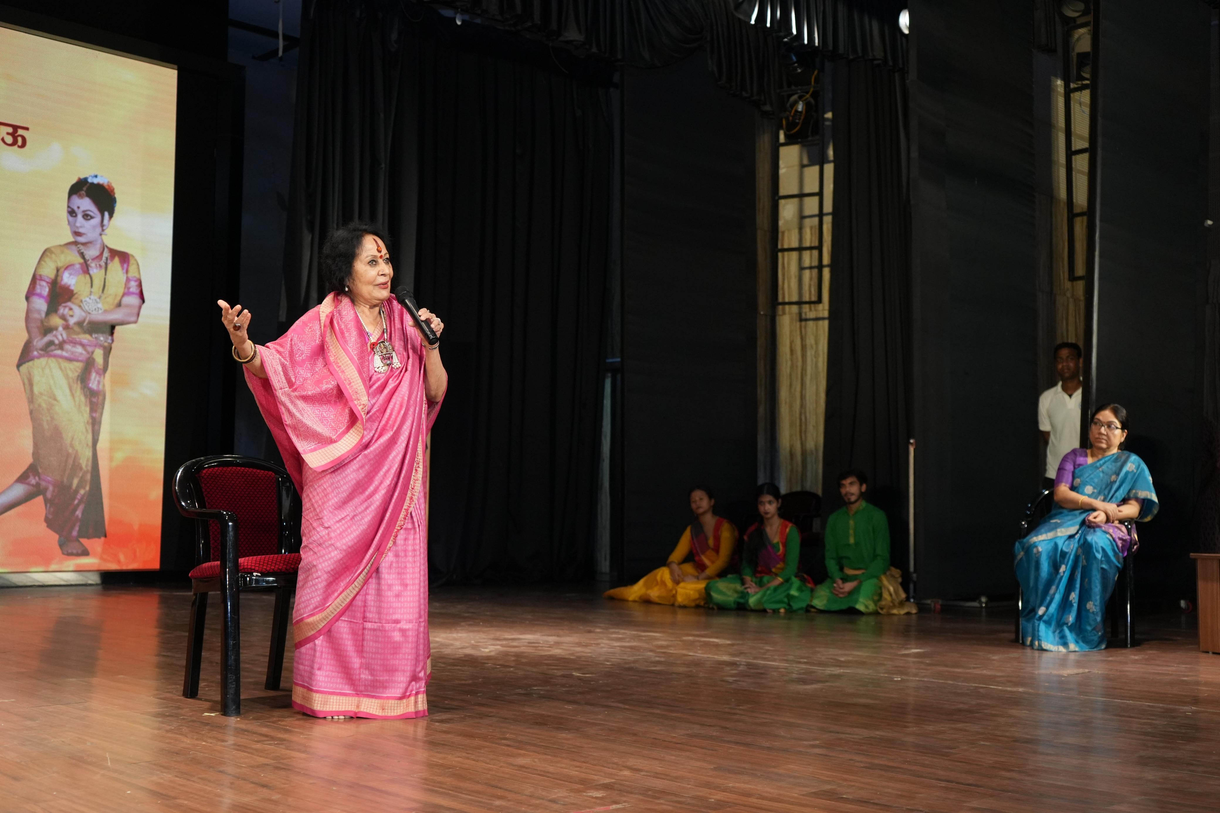 भातखंडे में पद्मविभूषण डॉ. सोनल मानसिंह ने बताई भाव, दृष्टि और अंग के तालमेल की बारीकियां भातखंडे में पद्मविभूषण डॉ. सोनल मानसिंह ने बताई भाव, दृष्टि और अंग के तालमेल की बारीकियां