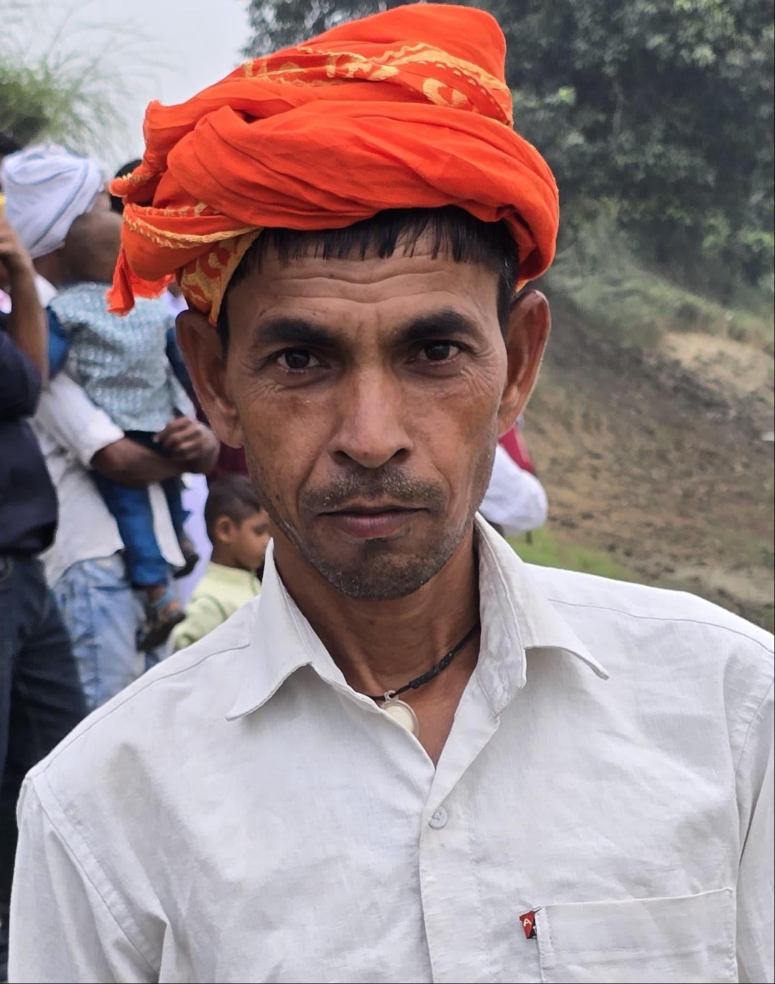 भदौरा स्थित बड़ी पुलिया के पास शव मिलने के बाद स्थानीय लोगों से पूछताछ करते पुलिसकर्मी। संवाद भदौरा स्थित बड़ी पुलिया के पास शव मिलने के बाद स्थानीय लोगों से पूछताछ करते पुलिसकर्मी। संवाद