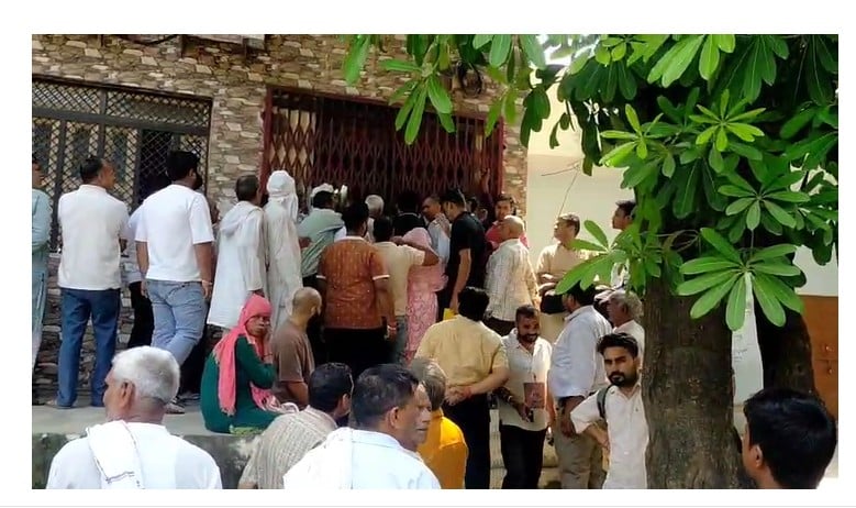 बुढ़ाना में बैंक के बाहर खड़े ग्राहक : संवाद बुढ़ाना में बैंक के बाहर खड़े ग्राहक : संवाद
