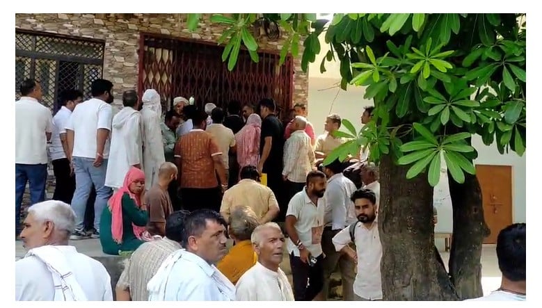 बुढ़ाना में बैंक के बाहर खड़े ग्राहक : संवाद बुढ़ाना में बैंक के बाहर खड़े ग्राहक : संवाद