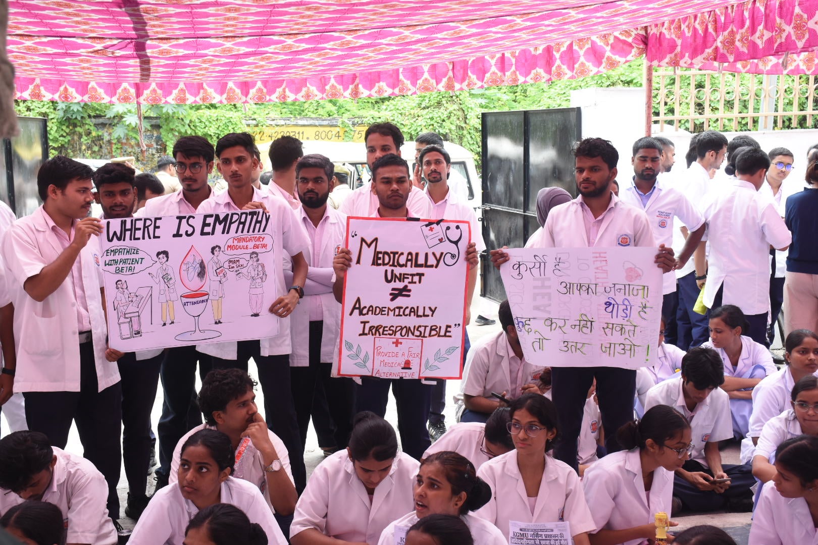 छात्रा की मौत के विरोध में प्रदर्शन करते केजीएमयू के छात्र-छात्राएं। छात्रा की मौत के विरोध में प्रदर्शन करते केजीएमयू के छात्र-छात्राएं।