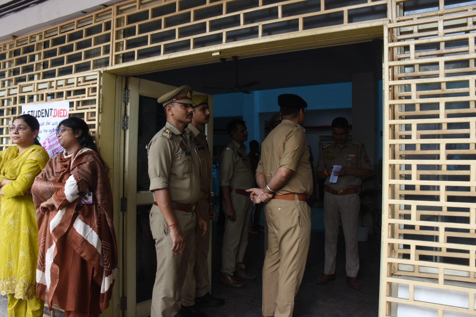 छात्रा की मौत के विरोध में प्रदर्शन करते केजीएमयू के छात्र-छात्राएं। छात्रा की मौत के विरोध में प्रदर्शन करते केजीएमयू के छात्र-छात्राएं।