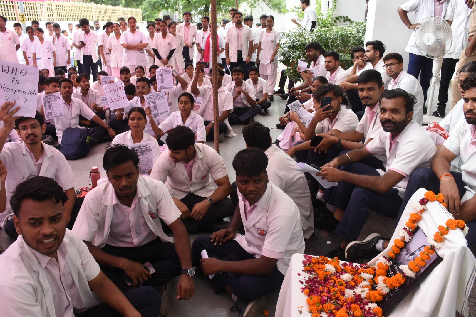 छात्रा की मौत के विरोध में प्रदर्शन करते केजीएमयू के छात्र-छात्राएं। छात्रा की मौत के विरोध में प्रदर्शन करते केजीएमयू के छात्र-छात्राएं।