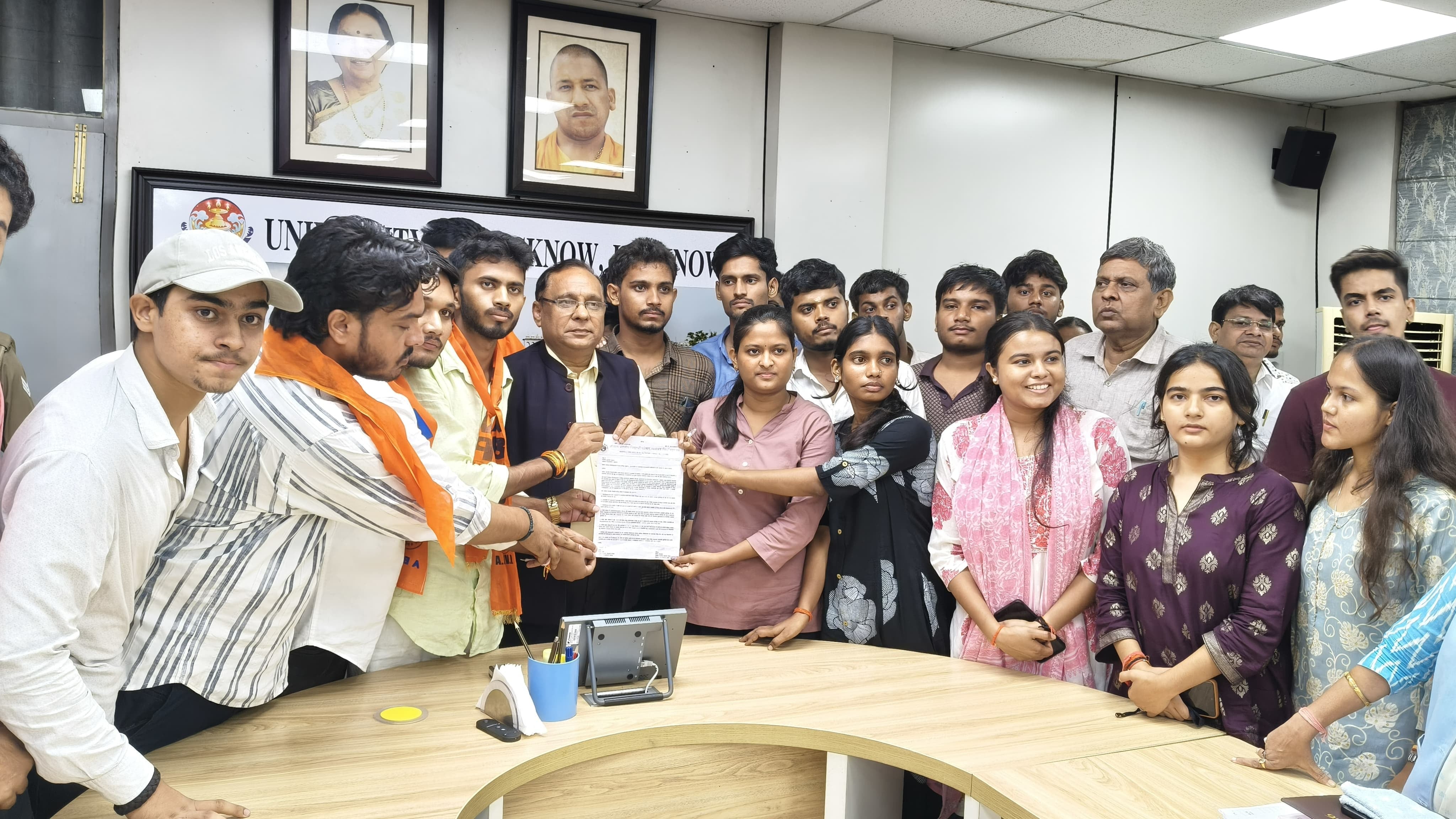 छात्र समस्याओं पर एबीवीपी ने घेरा कुलपति कार्यालय छात्र समस्याओं पर एबीवीपी ने घेरा कुलपति कार्यालय