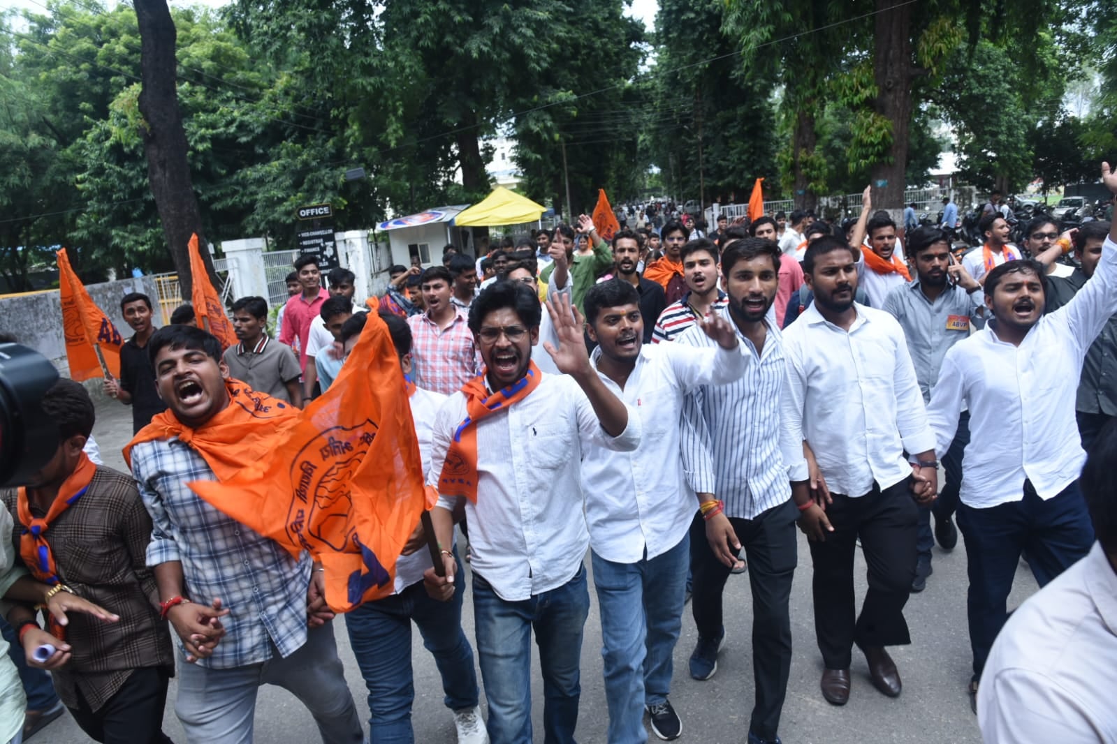 छात्र समस्याओं पर एबीवीपी ने घेरा कुलपति कार्यालय छात्र समस्याओं पर एबीवीपी ने घेरा कुलपति कार्यालय