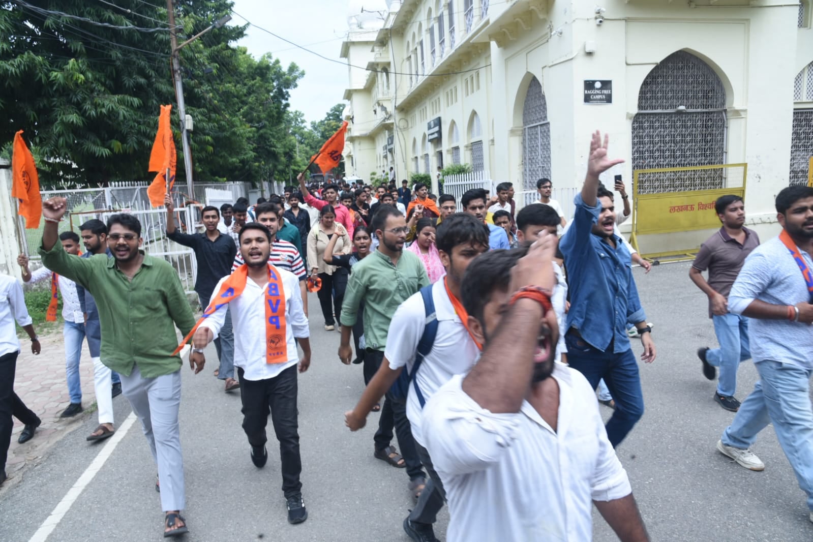 छात्र समस्याओं पर एबीवीपी ने घेरा कुलपति कार्यालय छात्र समस्याओं पर एबीवीपी ने घेरा कुलपति कार्यालय