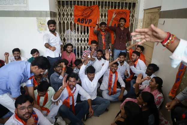 छात्र समस्याओं पर एबीवीपी ने घेरा कुलपति कार्यालय छात्र समस्याओं पर एबीवीपी ने घेरा कुलपति कार्यालय