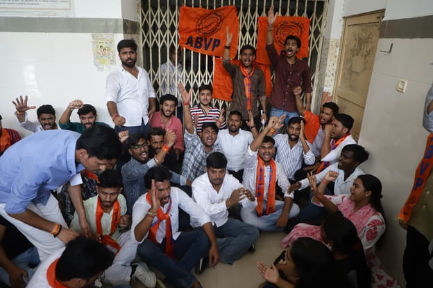 छात्र समस्याओं पर एबीवीपी ने घेरा कुलपति कार्यालय छात्र समस्याओं पर एबीवीपी ने घेरा कुलपति कार्यालय