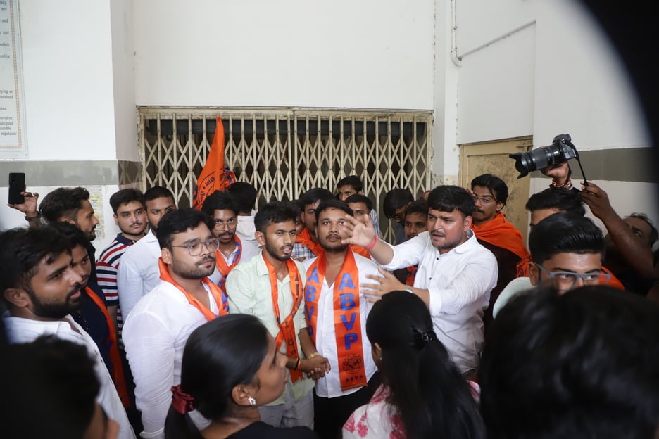 छात्र समस्याओं पर एबीवीपी ने घेरा कुलपति कार्यालय छात्र समस्याओं पर एबीवीपी ने घेरा कुलपति कार्यालय