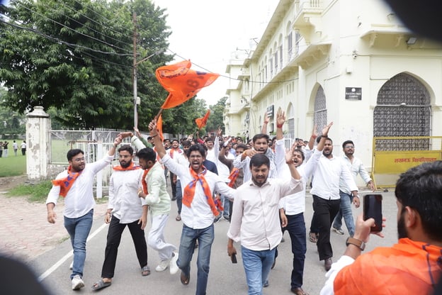 छात्र समस्याओं पर एबीवीपी ने घेरा कुलपति कार्यालय छात्र समस्याओं पर एबीवीपी ने घेरा कुलपति कार्यालय