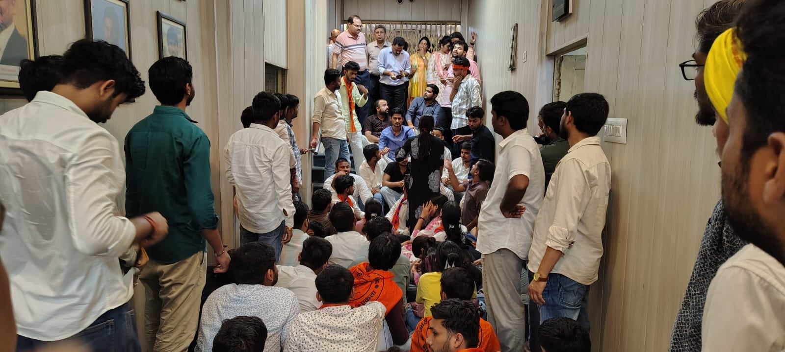 छात्र समस्याओं पर एबीवीपी ने घेरा कुलपति कार्यालय छात्र समस्याओं पर एबीवीपी ने घेरा कुलपति कार्यालय