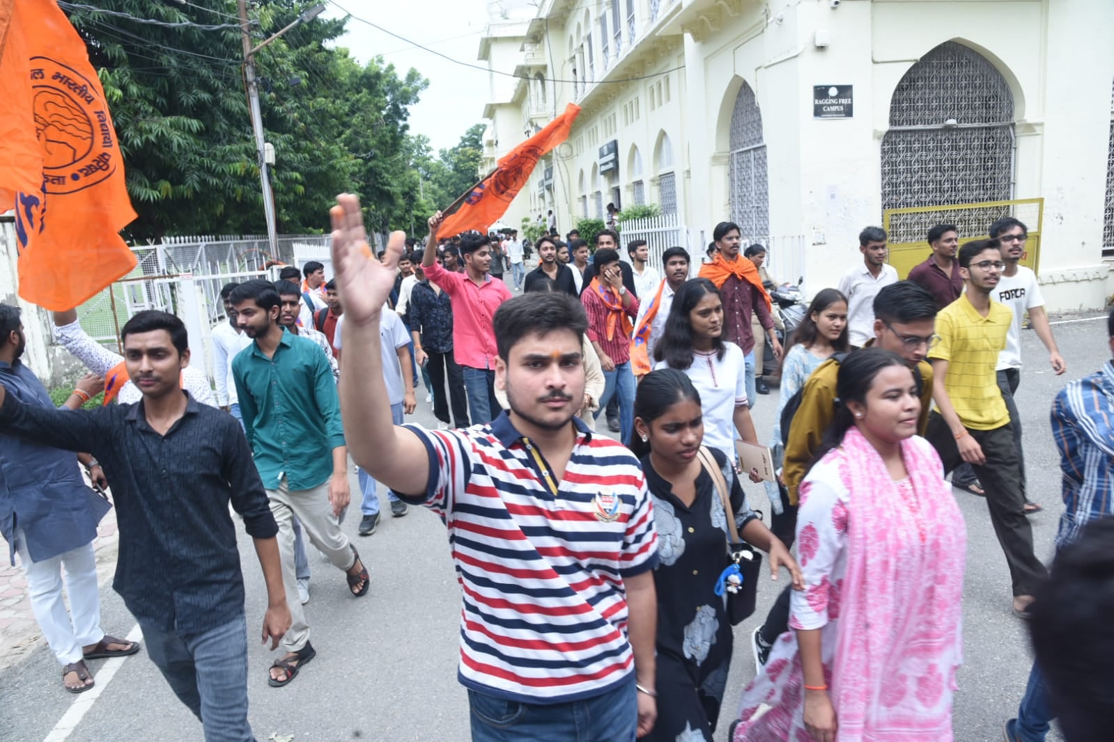 छात्र समस्याओं पर एबीवीपी ने घेरा कुलपति कार्यालय छात्र समस्याओं पर एबीवीपी ने घेरा कुलपति कार्यालय