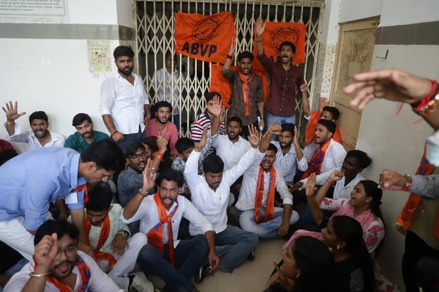 छात्र समस्याओं पर एबीवीपी ने घेरा कुलपति कार्यालय छात्र समस्याओं पर एबीवीपी ने घेरा कुलपति कार्यालय