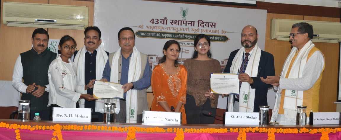एनबीएजीआर के स्थापना दिवस पर आयोजित कार्यक्रम में पुस्तक का विमोचन करते अतिथि। संवाद एनबीएजीआर के स्थापना दिवस पर आयोजित कार्यक्रम में पुस्तक का विमोचन करते अतिथि। संवाद
