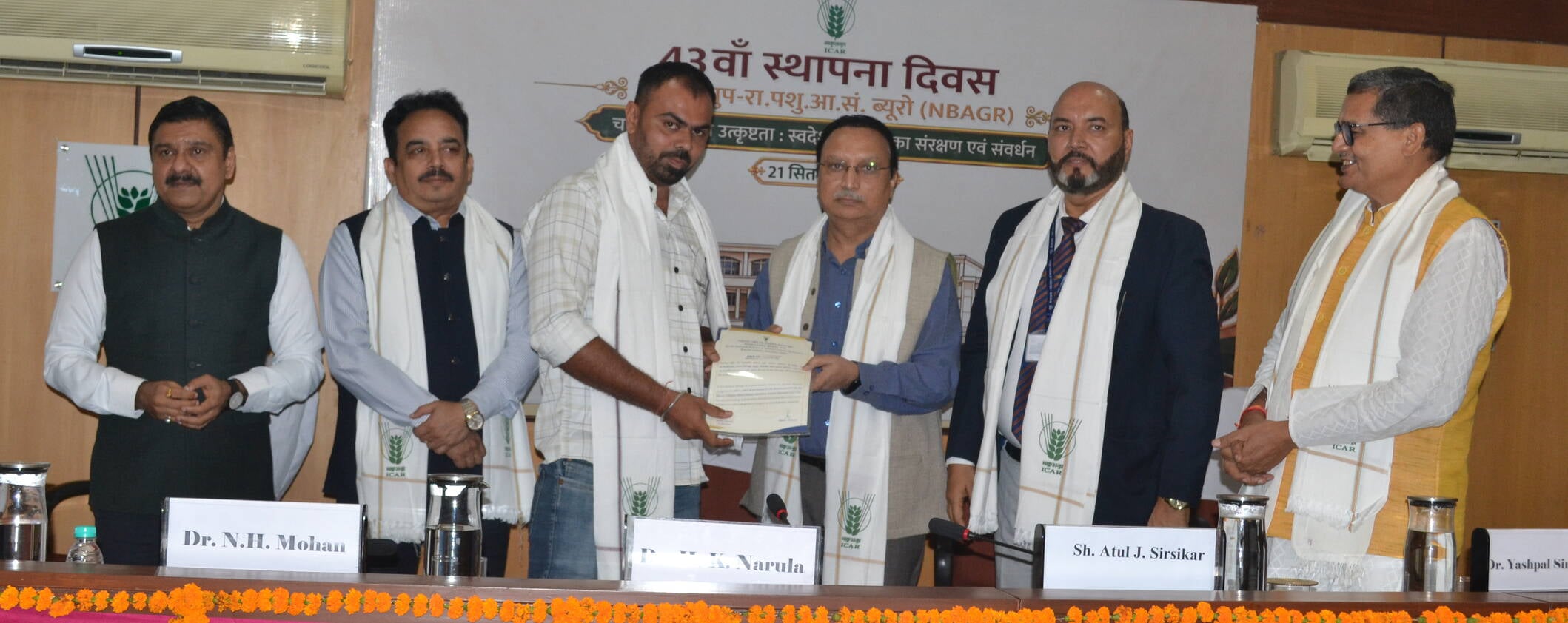 एनबीएजीआर के स्थापना दिवस पर आयोजित कार्यक्रम में पुस्तक का विमोचन करते अतिथि। संवाद एनबीएजीआर के स्थापना दिवस पर आयोजित कार्यक्रम में पुस्तक का विमोचन करते अतिथि। संवाद