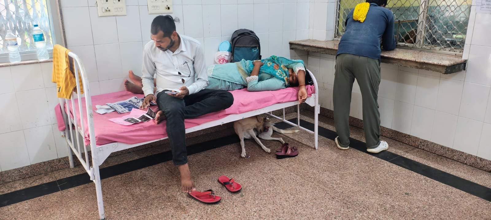 फोटो-14-ट्राॅमा सेंटर में टूटे बेड के पहिए के नीचे लगाई गई ईंट। अमर उजाला फोटो-14-ट्राॅमा सेंटर में टूटे बेड के पहिए के नीचे लगाई गई ईंट। अमर उजाला