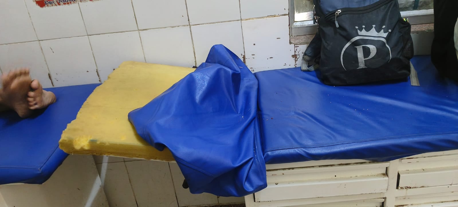 फोटो-14-ट्राॅमा सेंटर में टूटे बेड के पहिए के नीचे लगाई गई ईंट। अमर उजाला फोटो-14-ट्राॅमा सेंटर में टूटे बेड के पहिए के नीचे लगाई गई ईंट। अमर उजाला