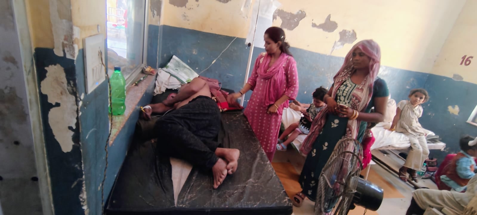 फोटो-14-ट्राॅमा सेंटर में टूटे बेड के पहिए के नीचे लगाई गई ईंट। अमर उजाला फोटो-14-ट्राॅमा सेंटर में टूटे बेड के पहिए के नीचे लगाई गई ईंट। अमर उजाला