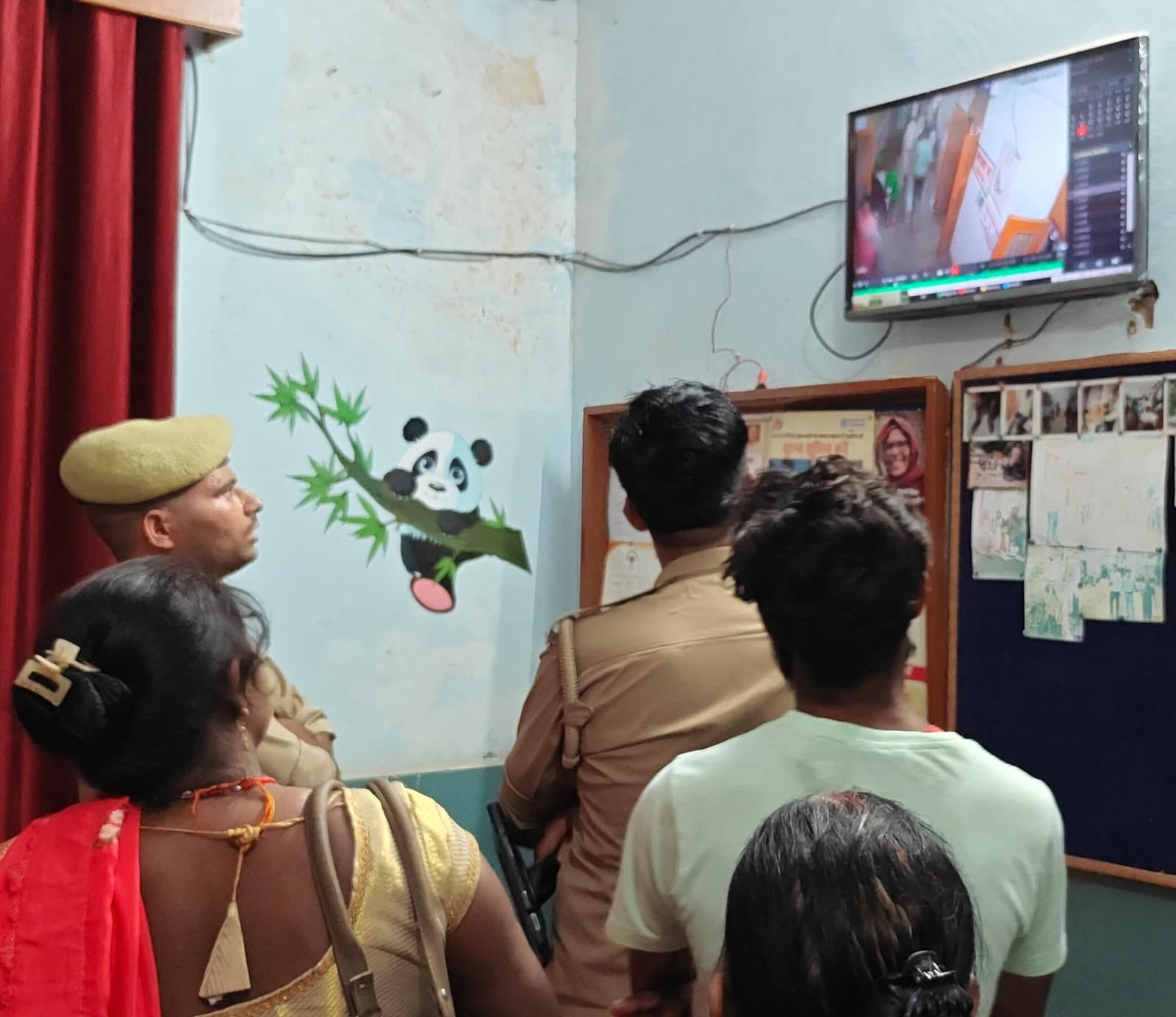 फोटो- 16 कोंच सीएचसी में घटना की जानकारी देती महिला मरीज ज्योति। संवाद फोटो- 16 कोंच सीएचसी में घटना की जानकारी देती महिला मरीज ज्योति। संवाद