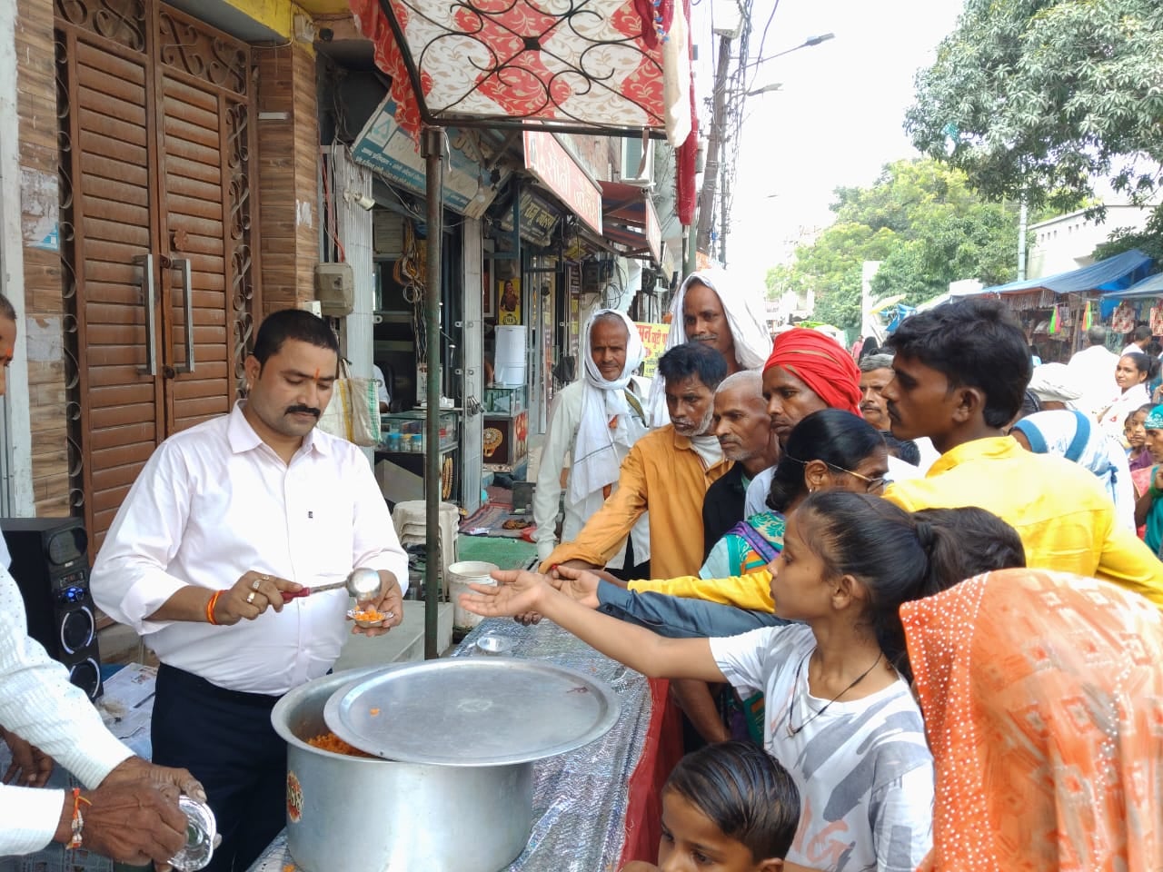 फोटो 48: संडीला में महावीर झंडा शोभायात्रा में छोटा चौराहा पर स्वागत करते मुस्लिम समाज के लोग। फोटो 48: संडीला में महावीर झंडा शोभायात्रा में छोटा चौराहा पर स्वागत करते मुस्लिम समाज के लोग।