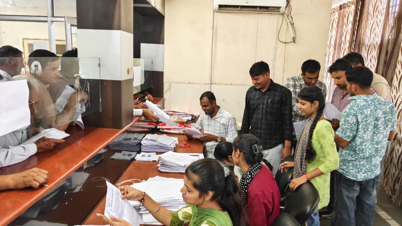 फतेहाबाद। लघु सचिवालय के ई-दिशा केंद्र पंजीकरण जमा करवाने के लिए लगी भीड़। संवाद