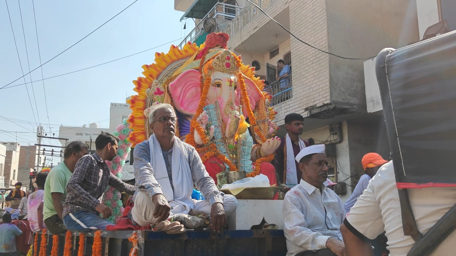 फतेहाबाद। शहर के थाना रोड पर विसर्जन के लिए भगवान गणेश कर मूर्ति को लेकर जाते श्रद्धालु। संवाद फतेहाबाद। शहर के थाना रोड पर विसर्जन के लिए भगवान गणेश कर मूर्ति को लेकर जाते श्रद्धालु। संवाद