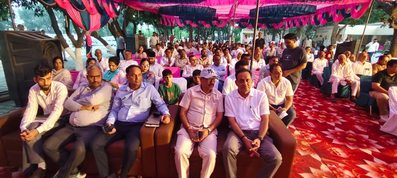 फतेहगढ़ तुंबी में लगे जनता दरबार में लोगों की समस्याएं सुनते अधिकारी। संवाद फतेहगढ़ तुंबी में लगे जनता दरबार में लोगों की समस्याएं सुनते अधिकारी। संवाद